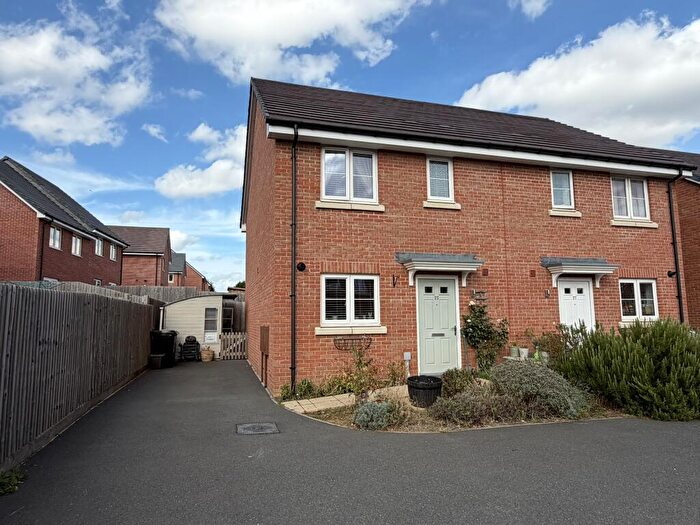 3 Bedroom Semi-Detached House For Sale In Walsingham Drive, Daventry, West Northamptonshire, NN11