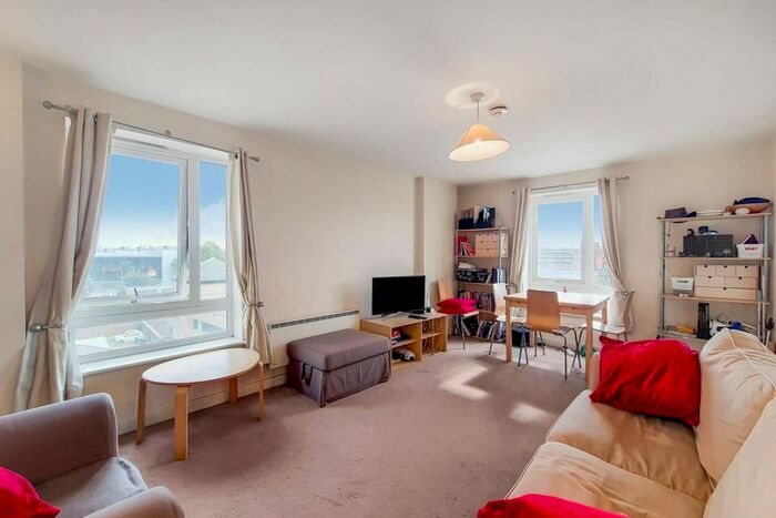 2 Bedroom Flat To Rent In Station Road, Ux, Wood Green, London, N22