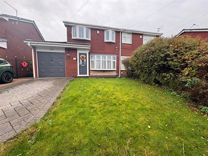 3 Bedroom Semi Detached House For Sale In Bronville Close, Chadderton, Oldham, OL1