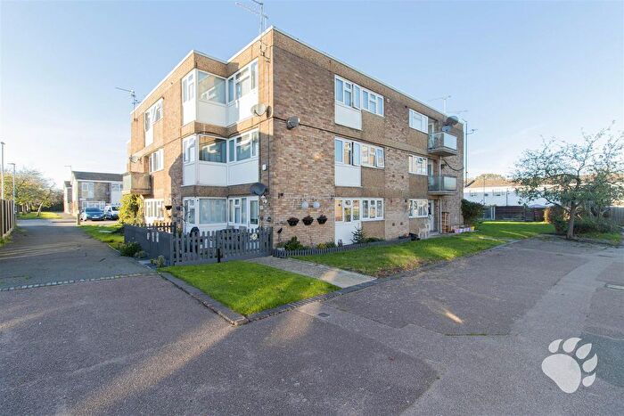 2 Bedroom Flat For Sale In Rose Acre, Basildon, SS14