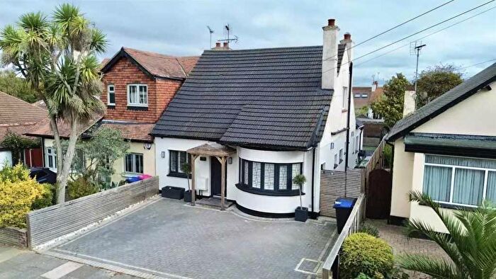 4 Bedroom Chalet For Sale In Blenheim Crescent, Leigh On Sea, SS9
