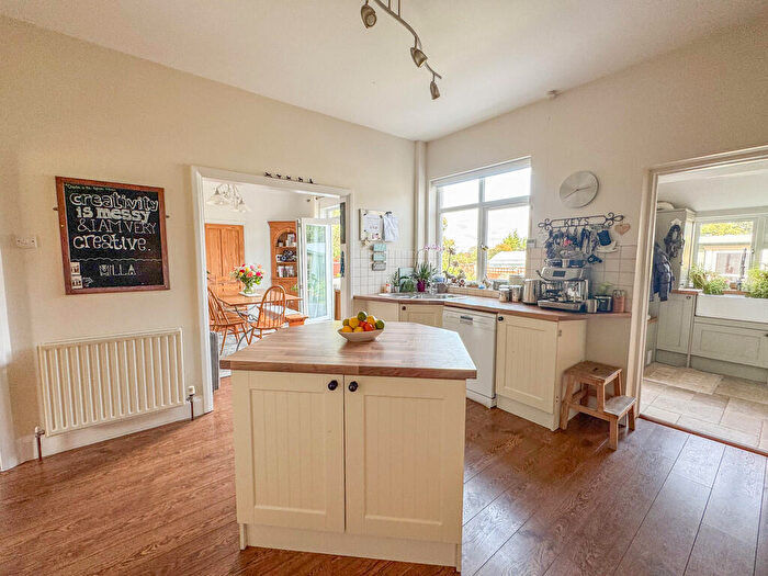 4 Bedroom Semi-Detached House For Sale In Folly Chase, Hockley, SS5