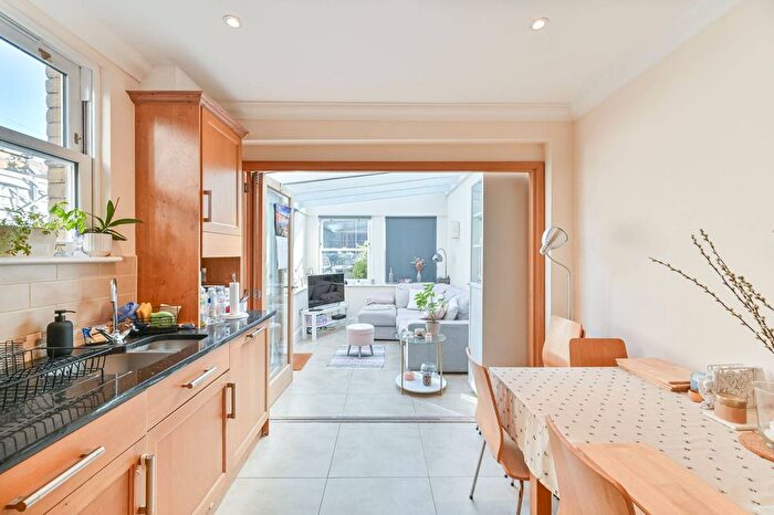 2 Bedroom Flat To Rent In Nutbrook Street, Peckham Rye, London, SE15