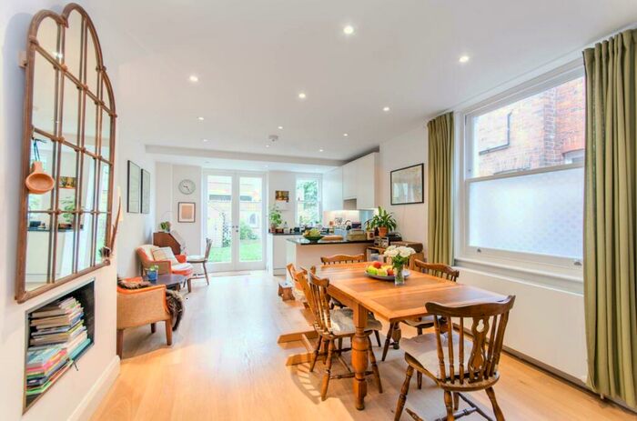 2 Bedroom Flat To Rent In Langton Road, Cricklewood, London, NW2