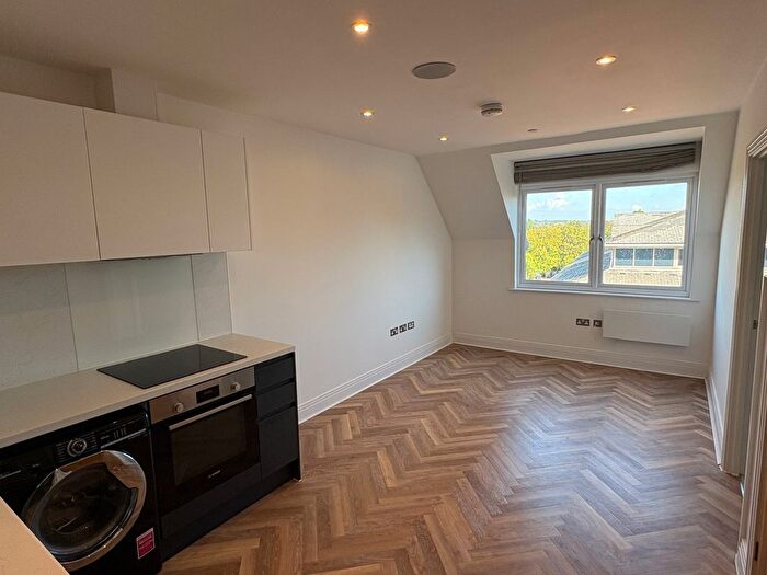 1 Bedroom Flat For Sale In Cleeve Road, Leatherhead, Surrey, KT22