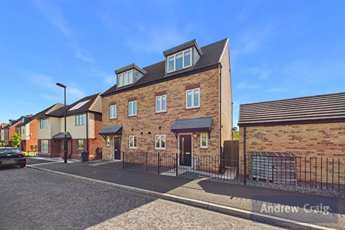 3 Bedroom Town House For Sale In Brambling Place, Five Mile Park, NE13