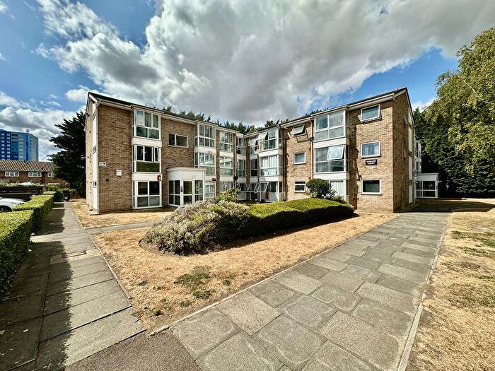 2 Bedroom Flat For Sale In Vincent Road, Luton, LU4
