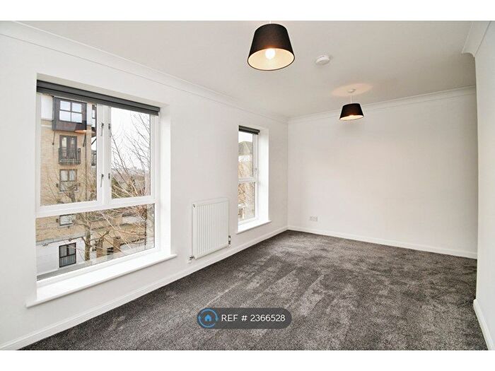 2 Bedroom Flat To Rent In Chatsworth House, London, E16