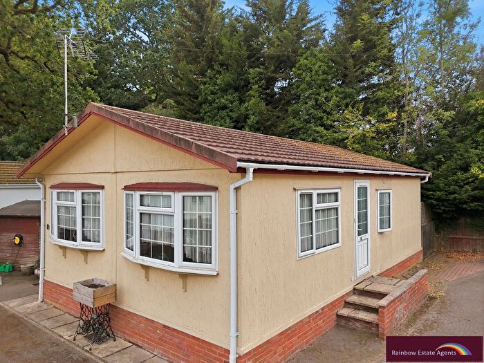 2 Bedroom Park Home For Sale In Theobalds Park Road, Enfield, EN2
