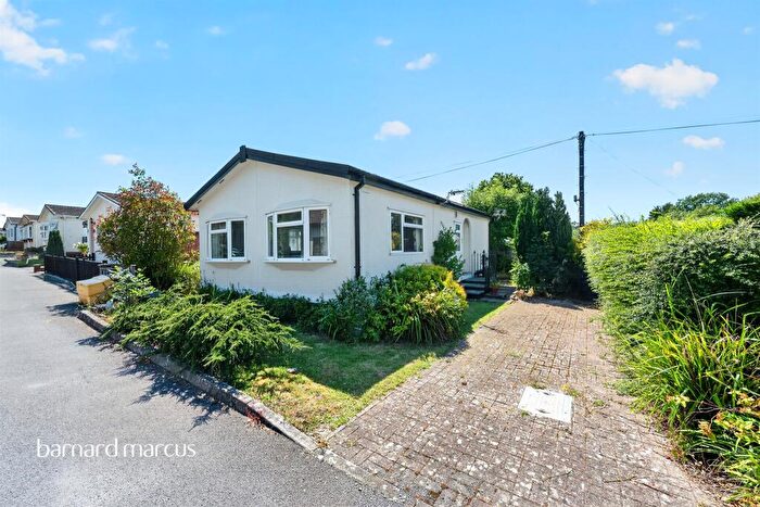 2 Bedroom Park Home For Sale In Hillcrest, Tadworth, KT20