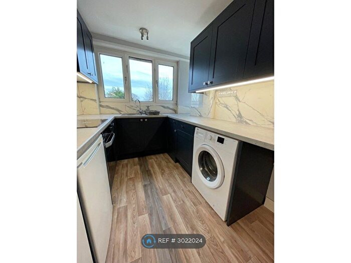 2 Bedroom Flat To Rent In Barons Court, Tunbridge Wells, TN4