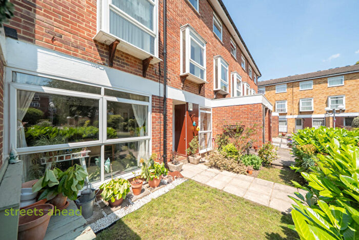 2 Bedroom Apartment For Sale In Cotelands, Croydon, CR0