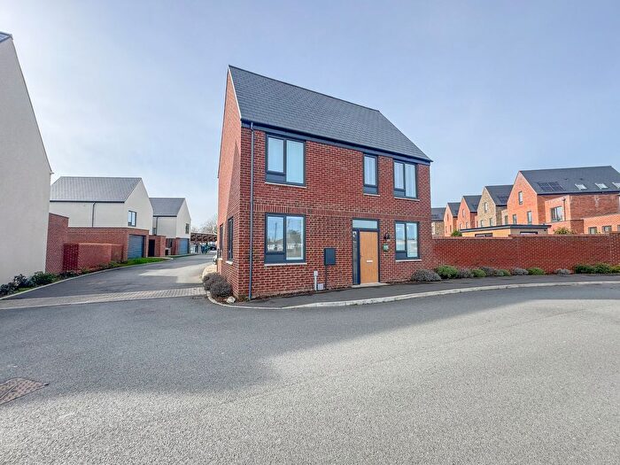 3 Bedroom Detached House For Sale In College Gardens, Rochford, SS4