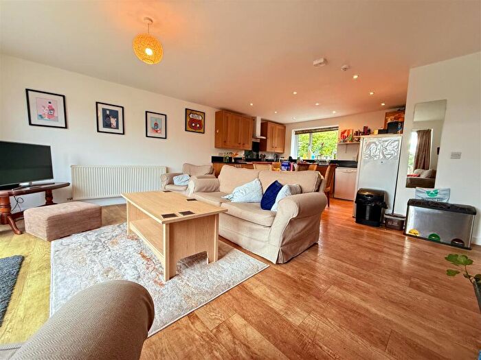 4 Bedroom House To Rent In St. James' Drive, Bangor, LL57