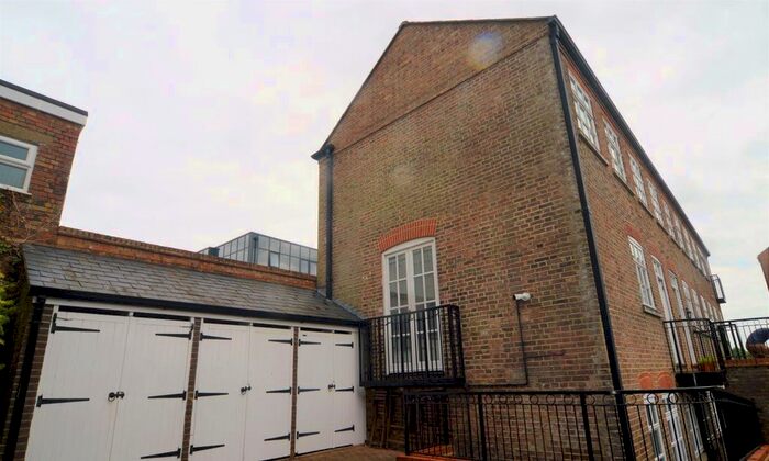 3 Bedroom Property To Rent In Milliners Court, Lattimore Road, St Albans, AL1