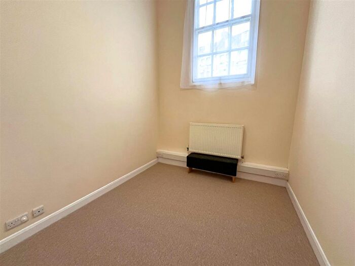 2 Bedroom Flat To Rent In Cornwallis Terrace, Hastings, TN34