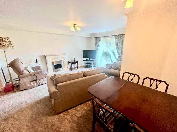 2 Bedroom Flat For Sale In Rhos Promenade, Rhos On Sea, Colwyn Bay, LL28
