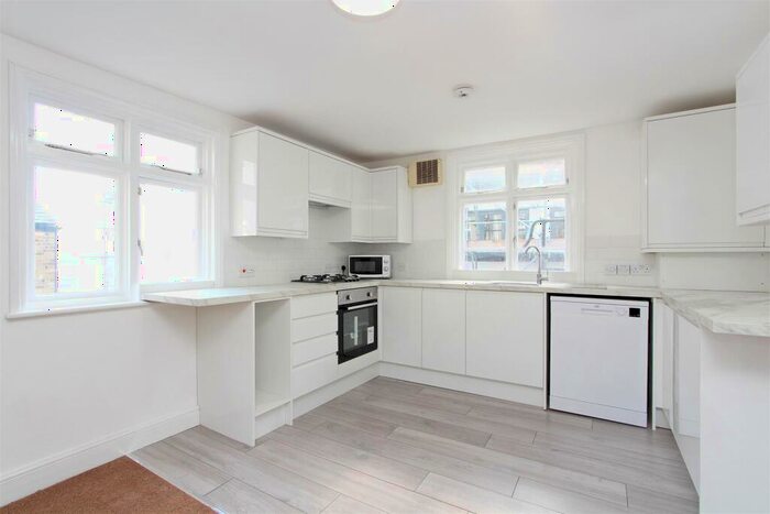 3 Bedroom Flat To Rent In Lavender Hill, London, SW11