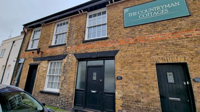 2 Bedroom Flat To Rent In Fox Street, Gillingham, ME7