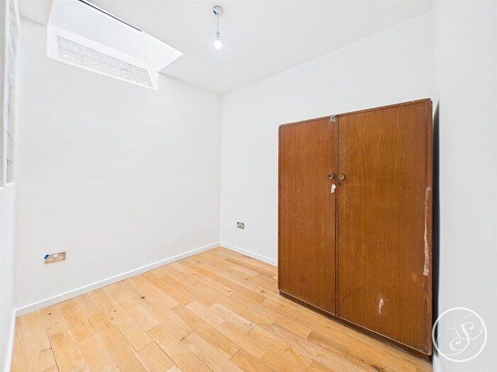 3 Bedroom Flat To Rent In Roundhay Road, Leeds, LS8