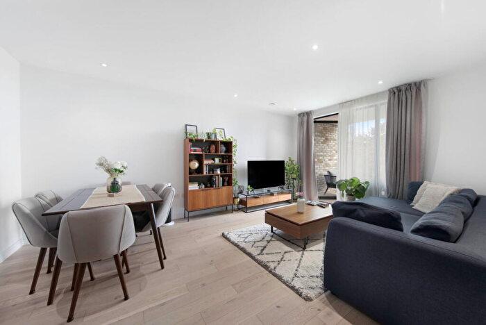2 Bedroom Flat To Rent In Maurice Brown Avenue, Mill Hill East, NW7