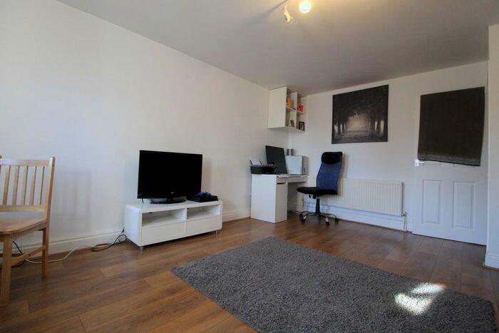 2 Bedroom Flat To Rent In Warminster Road, London, SE25