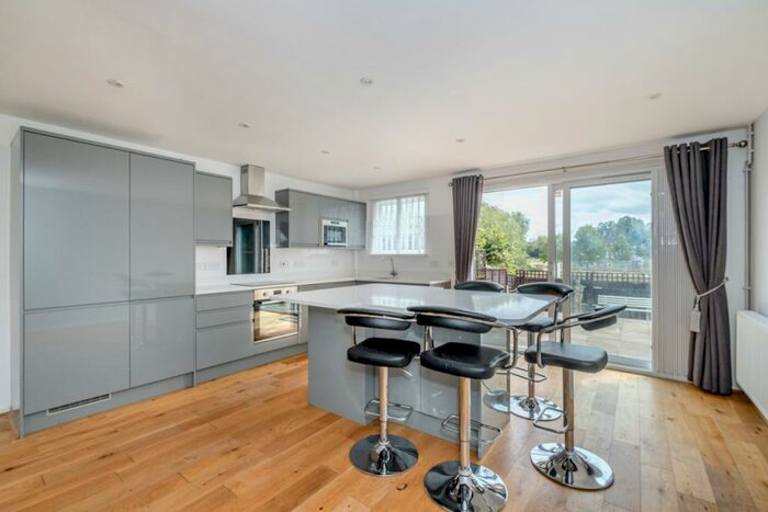 3 Bedroom End Of Terrace House To Rent In Quaggy Walk London, SE3