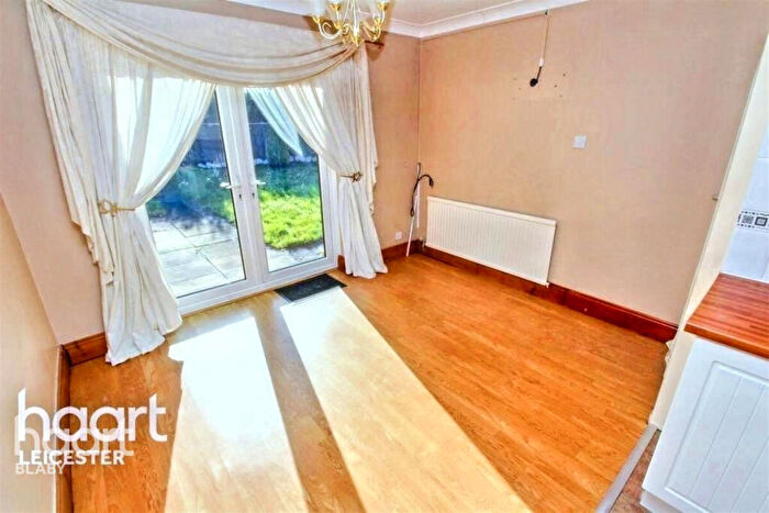 3 Bedroom End Of Terrace House For Sale In Henray Avenue, Leicester, LE2