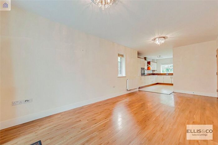 2 Bedroom Flat For Sale In Golden Manor, London, W7
