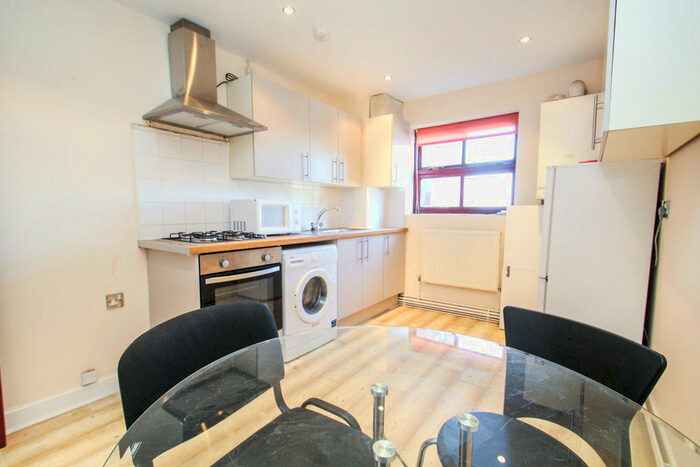 3 Bedroom Flat To Rent In Kelso Heights, Leeds, LS3