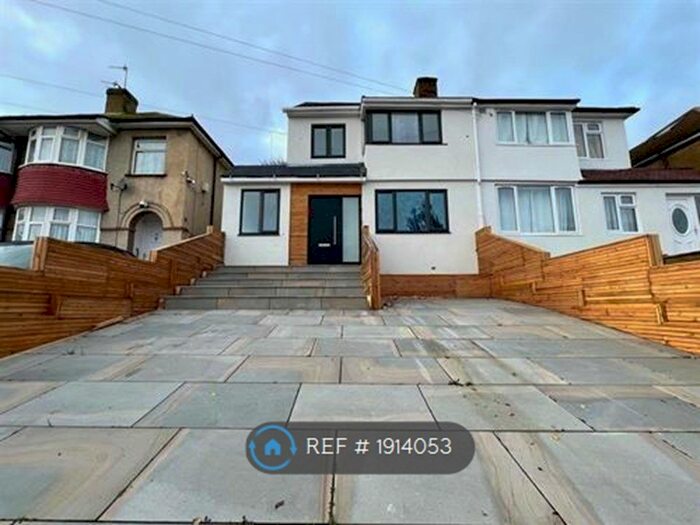 4 Bedroom Bungalow To Rent In Valley Drive, Gravesend, DA12