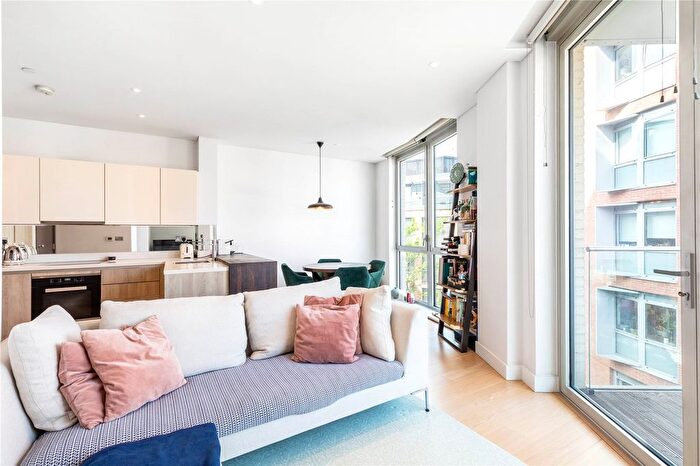 2 Bedroom Flat To Rent In Plaza Gardens, Putney, London, SW15