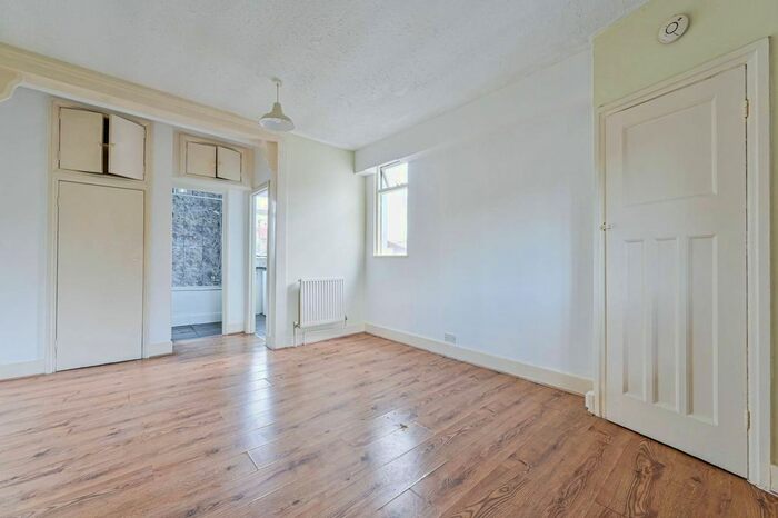 Studio To Rent In Tudor Close, Brixton Hill, London, SW2