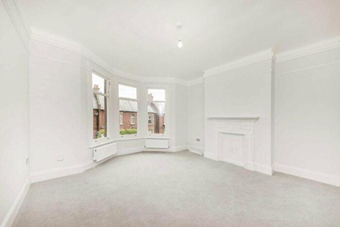 2 Bedroom Flat To Rent In Radbourne Road, Balham, SW12