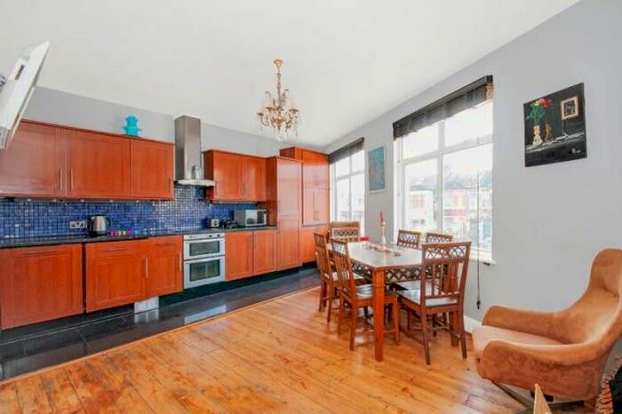 3 Bedroom Flat To Rent In Durnsford Road, London, SW19