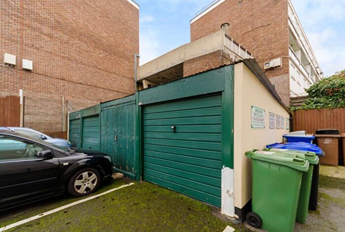 2 Bedroom Flat To Rent In Benhill Wood Road, Sutton, SM1