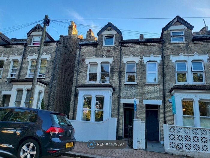 2 Bedroom Flat To Rent In Ground Floor, London, SW18