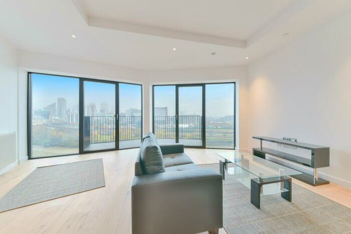3 Bedroom Flat To Rent In Modena House, London City Island, London, E14