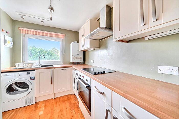 2 Bedroom Flat To Rent In Stuart Crescent, Wood Green, London, N22