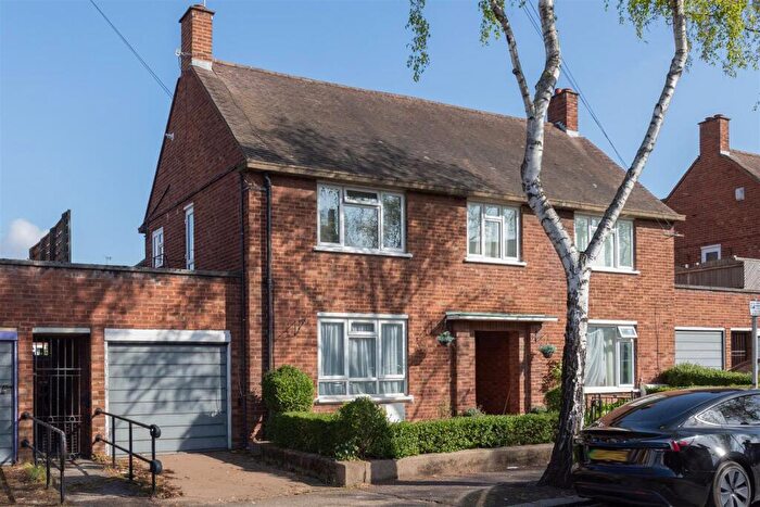 2 Bedroom Flat For Sale In Courtenay Road, Walthamstow, E17