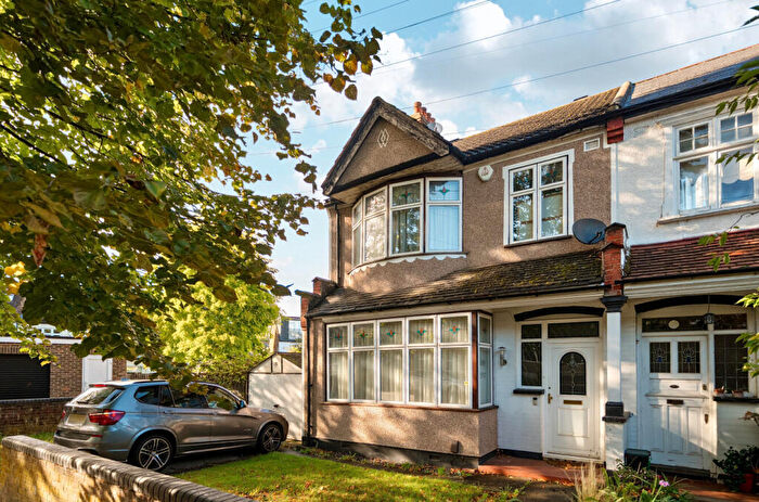 3 Bedroom End Of Terrace House For Sale In Palace View, Bromley, BR1