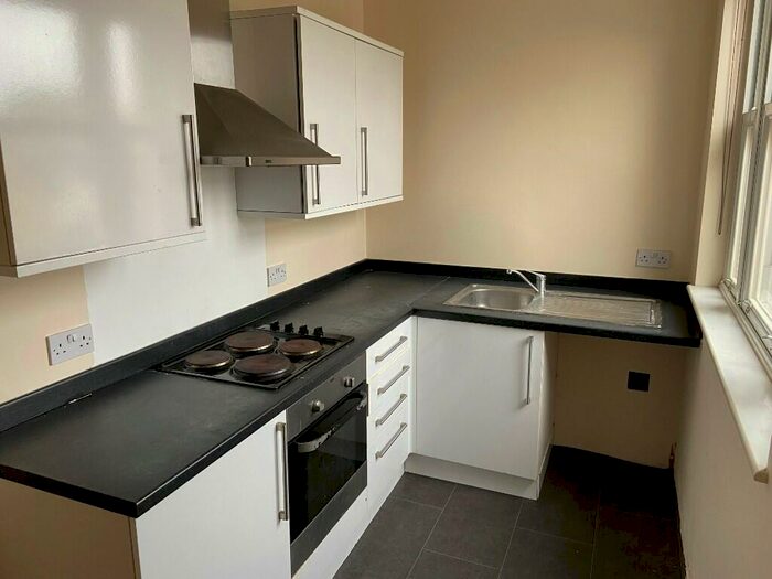 2 Bedroom Flat To Rent In Hamlet Court Road, Westcliff-On-Sea, Essex, SS0