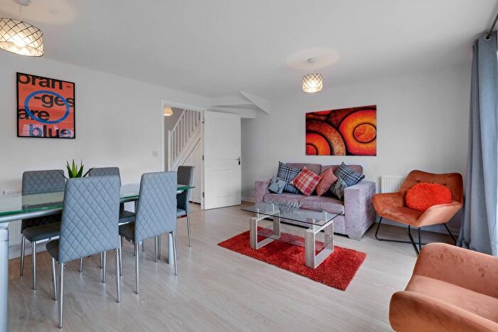 4 Bedroom Semi-Detached House To Rent In Kensal Green Drive, Maidenhead, SL6