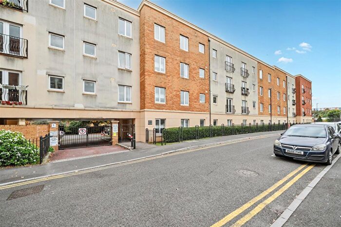 2 Bedroom Flat For Sale In William Street, Bedminster, BS3