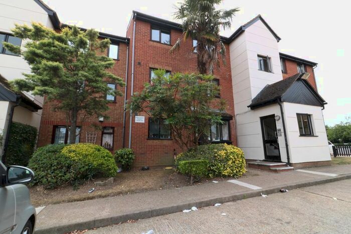 1 Bedroom Flat To Rent In Plowman Close, London, N18