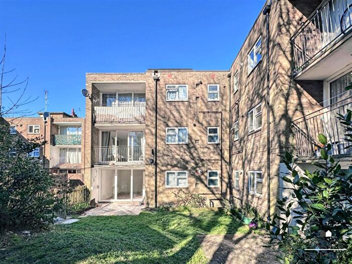2 Bedroom Apartment For Sale In Rockhurst Drive, Eastbourne, BN20