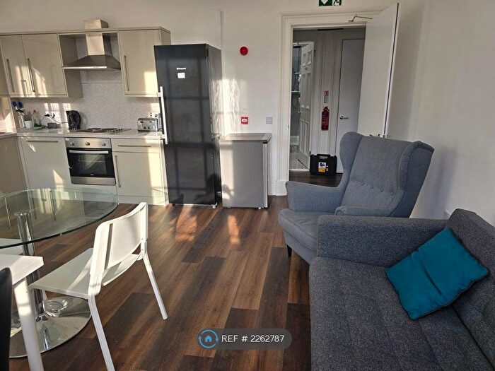 2 Bedroom Flat To Rent In George Iv Bridge, Edinburgh, EH1