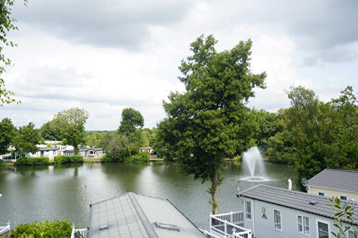 2 Bedroom Mobile/park Home For Sale In Ivyhouse Lane, Hastings, TN35