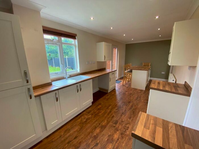 4 Bedroom Semi-Detached House To Rent In Priscilla Close, Norwich, NR5