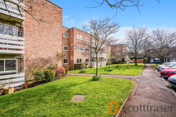 3 Bedroom Flat To Rent In Cunliffe Close, Summertown, OX2